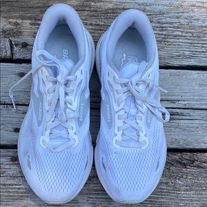 Brooks White Athletic Shoes Mesh Upper Cushioned Sole